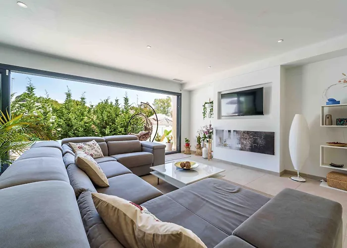 Villa Foresta With Pool & Garden By Stay Belonio Villa