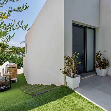 Villa Foresta With Pool & Garden By Belonio *